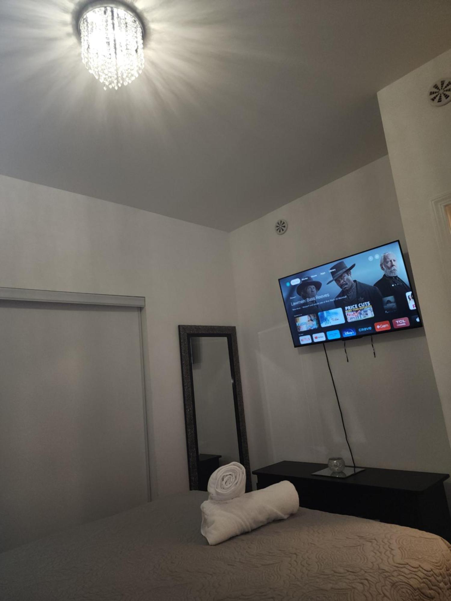 Beautiful Townhouse Near Yorkdale Mall, Wilson Subway Appartement Toronto Buitenkant foto